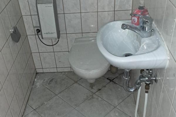 Bahnhofstraße 14, Gewerbeeinheit - WC mit Waschbecken